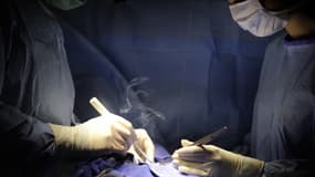 Des chirurgiens en pleine opération, à Angers, en octobre 2013. (photo d'illustration)