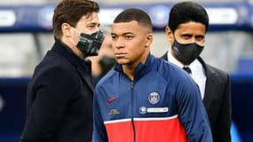 L'attaquant du Paris Saint-Germain Kylian Mbappé, entouré du président du club, le Qatari Nasser al-Khelaïfi, et de l'entraîneur argentin Mauricio Pochettino, le 19 mai 2021 au Stade de France à Saint-Denis, avant la finale de la Coupe de France contre Monaco