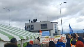 L'écluse de Marckolsheim est bloquée depuis lundi 6 mars par des manifestants, des CRS ont été déployés pour les déloger le mercredi 8 mars.