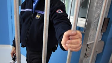 Cinq jeunes ont été déférés dimanche au parquet de Pontoise après l'agression d'un gendarme, volontairement percuté par une voiture qui tentait de prendre la fuite après un rodéo routier vendredi soir à Fosses dans le Val-d'Oise.