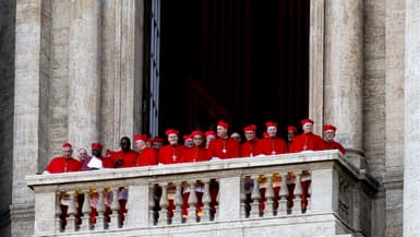 Les cardinaux au balcon de la basilique Saint-Pierre après l'élection du nouveau pape Leon XIV, le 8 mai 2025