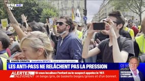 Plusieurs centaines de personnes rassemblées au métro Villiers à Paris avant le départ du cortège, pour manifester contre le pass sanitaire