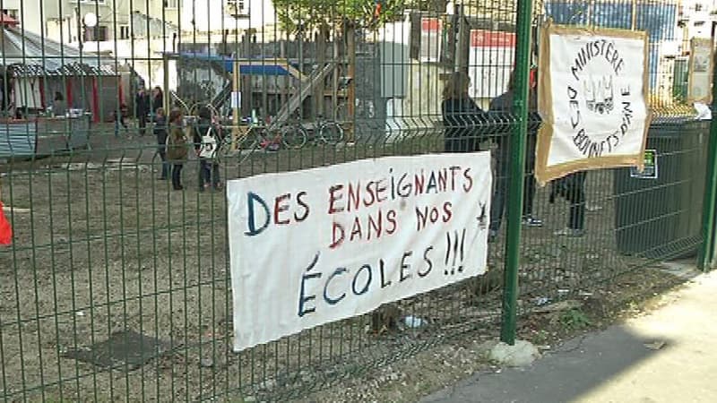 Derrière ces grilles à Saint-Denis, le terrain vague où le "Ministère des bonnets d'âne", collectif de parents d'élèves du 93 en colère, a pris ses quartiers.