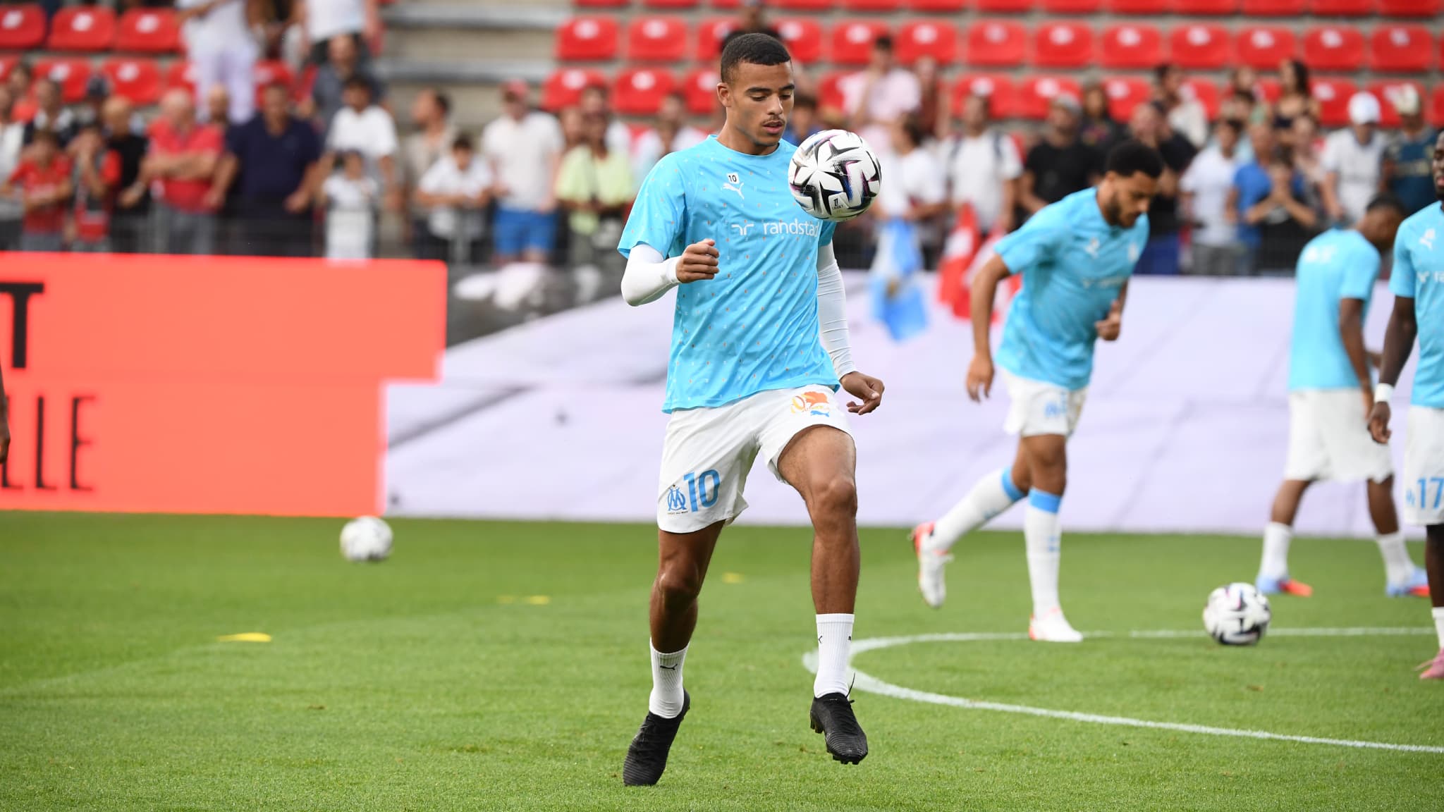 Mason Greenwood s'échauffe avant le match d'ouverture de la Ligue 1, le 15 août 2025.