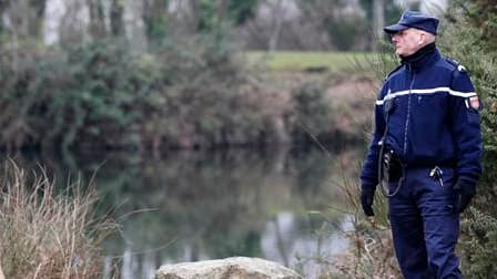 Gendarme près de l'étang où certaines parties du corps de Laëtitia ont été retrouvées. Deux nouvelles personnes ont été placées en garde à vue mardi dans le cadre de l'enquête sur le meurtre de Laëtitia près de Pornic. /Photo prise le 1er février 2010/REU