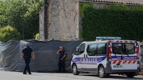 Des policiers bouclent la zone où un automobiliste a été abattu par un policier blessé par un conducteur refusant de céder le passage, pendant la nuit à Saint-Yrieix-sur-Charente, près d'Angoulême, le 14 juin 2023.