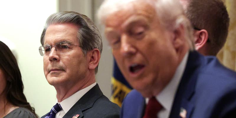 Le secrétaire américain au Trésor, Scott Bessent, participe à une table ronde avec des agriculteurs organisée par le président Donald Trump à la Maison Blanche, le 8 décembre 2025 à Washington DC (photo d'illustration).