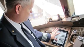 Depuis 2013, chez American Airlines, les tablettes ont remplacé les volumineux dossiers papiers que consultent les pilotes dans les cockpits.