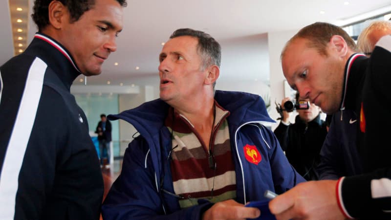 Thierry Dusautoir et Julien Bonnaire avec un supporter
