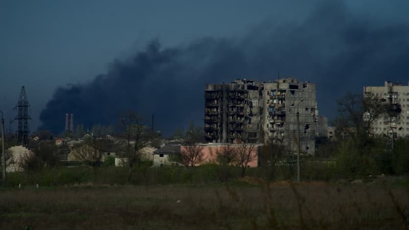De la fumée s'échappe du site Azovstal à Marioupol, le 29 avril 2022