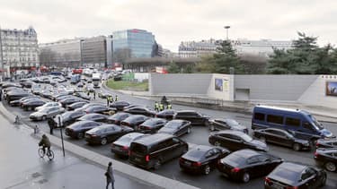 Un précédent rassemblement de VTC à Paris, en février, à la porte Maillot