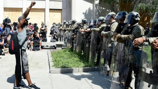 Un manifestant fait face à la police militaire le 3 juin 2020 près de la Maison Blanche à Washington