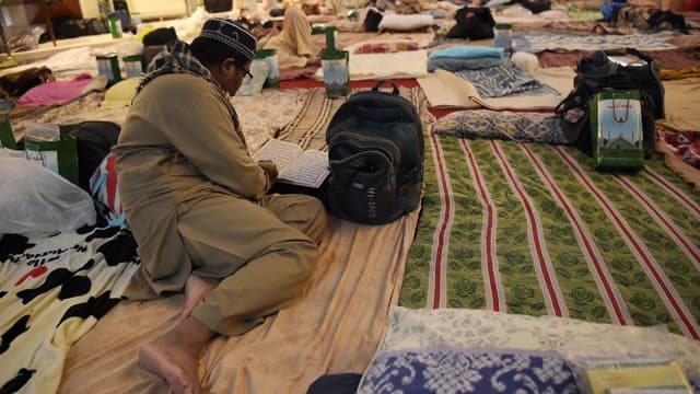 un homme lit le Coran à Islamabad, au Pakistan.