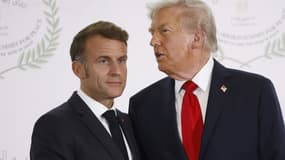 Le président français Emmanuel Macron (à gauche) et le président américain Donald Trump (à droite) lors d'un sommet sur Gaza, à Charm el-Cheikh, en Egypte, le 13 octobre 2025
