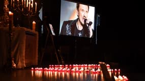 Une photo de Johnny pendant un hommage à  l'église Saint-Roch, à Paris, le 7 décembre 2017