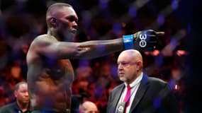 Israel Adesanya après sa victoire sur Alex Pereira à l'UFC 287 en avril 2023