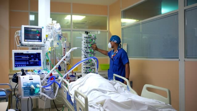 Un patient Covid est pris en charge dans le service de réanimation du CHU de Pointe-à-Pitre le 6 août 2021