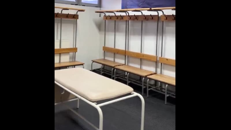 Bosnie-Italie: quelques bancs et une table... Le vestiaire façon 