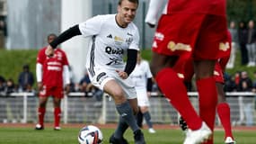 Emmanuel Macron lors d'un match de football à Plaisir, dans les Yvelines, au profit de l'opération Pièces jaunes, le 24 avril 2024