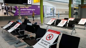 Les sièges rendus inutilisables pour la distanciation sociale au terminal 5 de l'aéroport d'Heathrow, à l'ouest de Londres, le 8 juin 2020