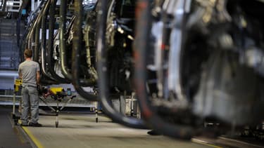 Un employé dans une usine de montage de PSA Peugeot Citroen. Photo d'illustration.
