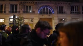 Des manifestants devant le théâtre des Bouffes du Nord à Paris, vendredi 17 janvier 2020, où Emmanuel Macron assistait à une représentation.