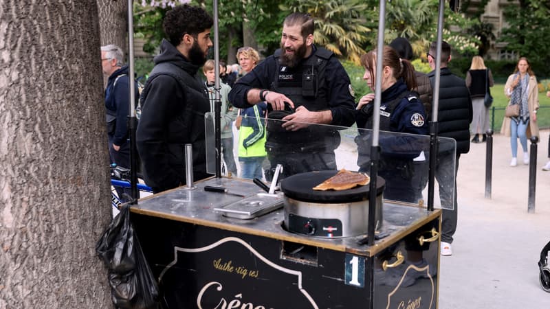 Des policiers contrôlent un vendeur illégal de crêpes lors d'une vaste opération de police autour de la Tour Eiffel à Paris, le 26 avril 2022. La police a organisé une opération de frappe contre des escrocs et des voleurs, des chauffeurs de tuktuk et des vendeurs ambulants illégaux dans cette zone touristique à fort volume.