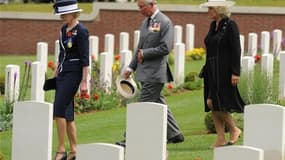 La Gouverneur générale australienne Quentin Bryce, le prince Charles et son épouse Camilla, duchesse de Cornouailles (de gauche à droite), dans le cimetière militaire de Pheasant Wood, près de Fromelles, dans le Nord. Plusieurs personnalités du Commonweal