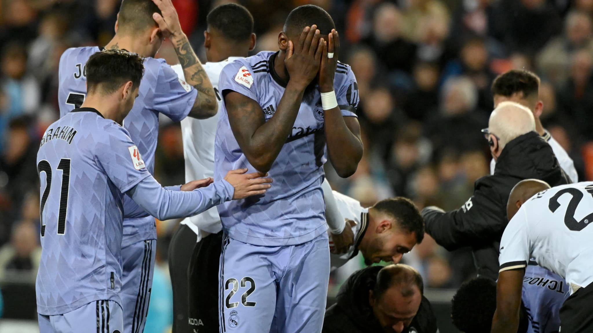 Antonio Rüdiger et Joselu choqués par la grave blessure de Mouctar Diakhaby lors du match entre Valence et le Real Madrid, le 2 mars 2024 Antonio Rüdiger et Joselu choqués par la grave blessure de Mouctar Diakhaby lors du match entre Valence et le Real Madrid, le 2 mars 2024