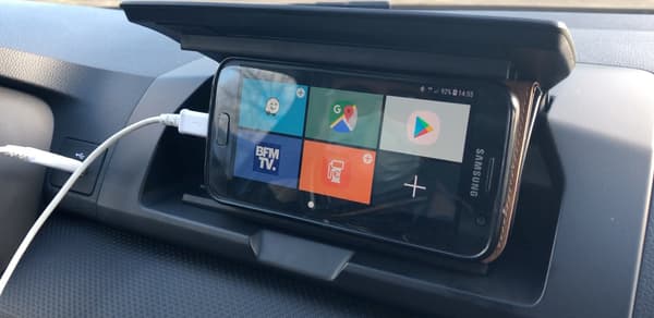 Dans les versions d'entrée de gamme, un astucieux support pour smartphone avec son application dédiée. Dans les versions d'entrée de gamme, un astucieux support pour smartphone avec son application dédiée.