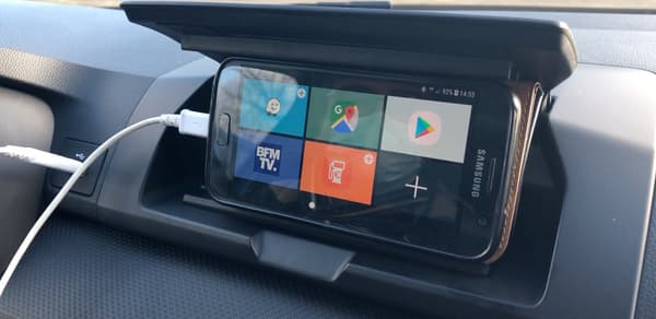 Dans les versions d'entrée de gamme, un astucieux support pour smartphone avec son application dédiée.