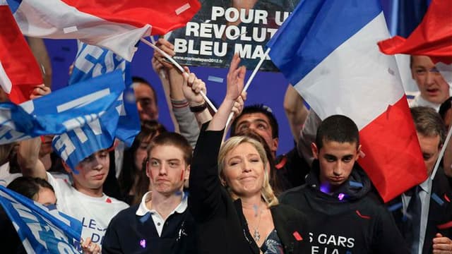 Marine Le Pen s'est livrée samedi à une attaque en règle contre les marchés financiers et l'euro, qu'elle a qualifié de "monnaie du fascisme doré", et s'est présentée comme la seule candidate anti-système de l'élection présidentielle. /Photo prise le 7 av