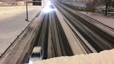Des personnes conduisent leur voiture sur l'autoroute à l'entrée de la ville de Saint-Étienne, lors d'une chute de neige, le soir du 14 novembre 2019. (Illustration)