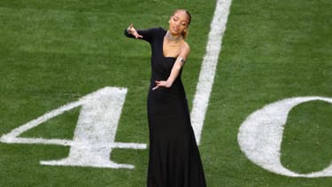 Justina Miles, interprète en langue des signe pendant le show de Rihanna au Super Bowl. 