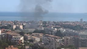 Une voiture en feu sur l'autoroute A8.