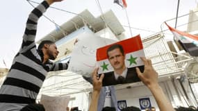 Des Syriens manifestent le 11 avril 2017 devant le siège des Nations unies à Damas pour protester contre les frappes américaines