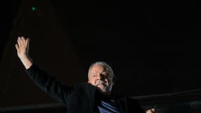 L'ancien président brésilien (2003-2010) et candidat du Parti des travailleurs (PT) de gauche, Luiz Inacio Lula da Silva, salue ses partisans après avoir appris les résultats de l'élection législative et présidentielle à Sao Paulo, au Brésil, le 2 octobre 2022. 