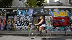 La maison de Serge Gainsbourg, au 5 bis rue de Verneuil, dans le VIIe à Paris, est couverte de graffitis. 