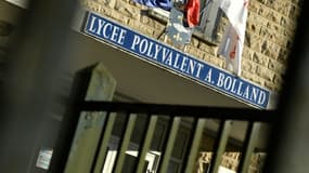 L'entrée du lycée professionnel des métiers Adrienne-Bolland à Poissy, dans les Yvelines, le 7 septembre 2023