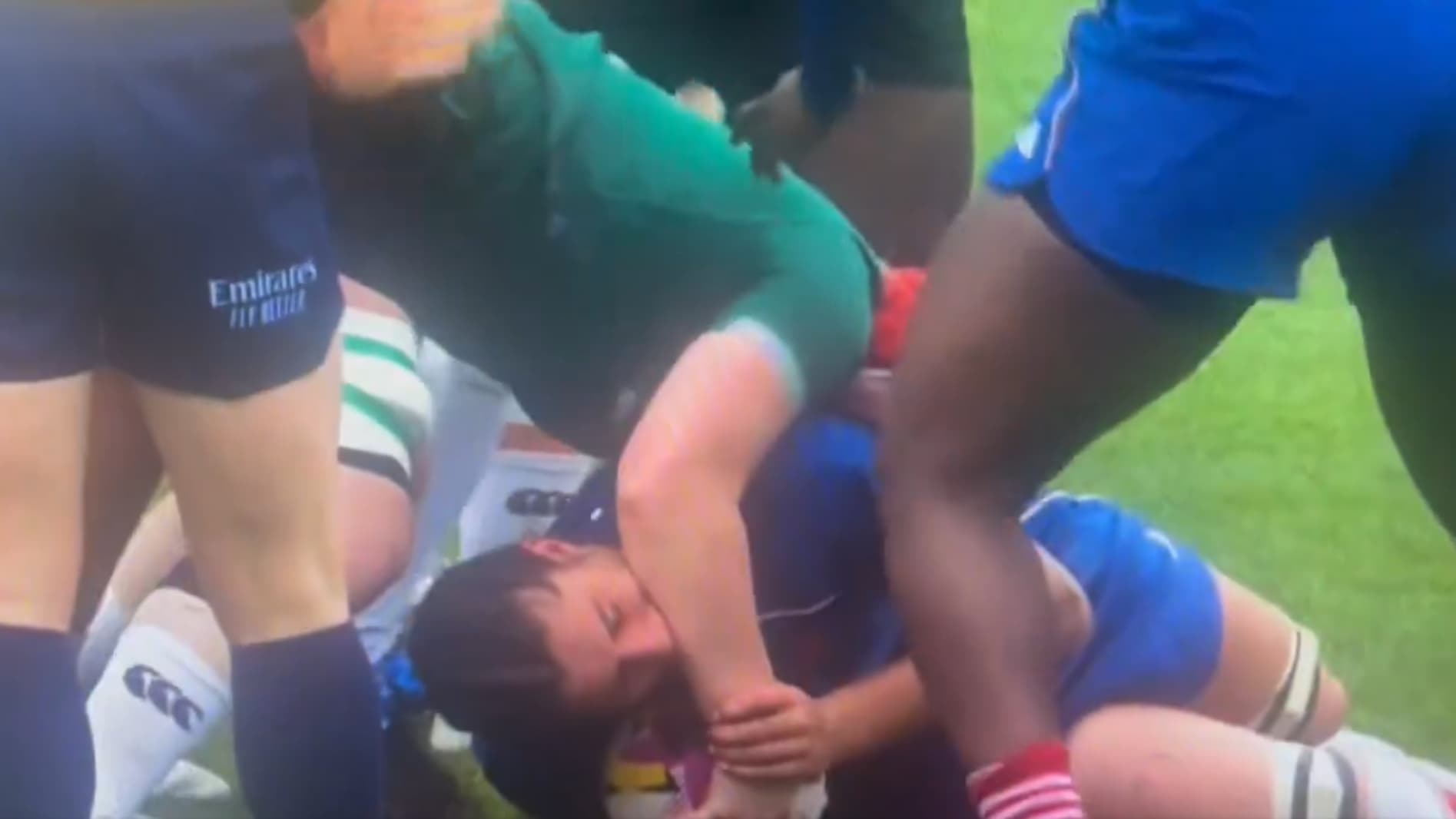 Axelle Berthoumieu mort Aoife Wafer lors du quart de finale de la Coupe du monde féminine France-Irlande, le 14 septembre 2025. Axelle Berthoumieu mort Aoife Wafer lors du quart de finale de la Coupe du monde féminine France-Irlande, le 14 septembre 2025.