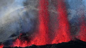 Le Piton de la Fournaise en éruption.