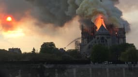 La cathédrale Notre-Dame de Paris en flammes, ce lundi soir.