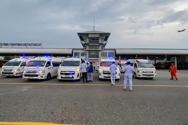 Des ambulances à l'aéroport Suvarnabhumi de Bangkok, en Thaïlande, le mardi 21 mai 2024