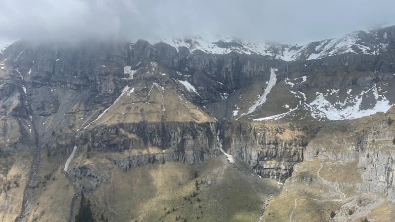 Une photo du site où a eu lieu l'avalanche jeudi 9 mai, au-dessus du lac d'Oeschinen.