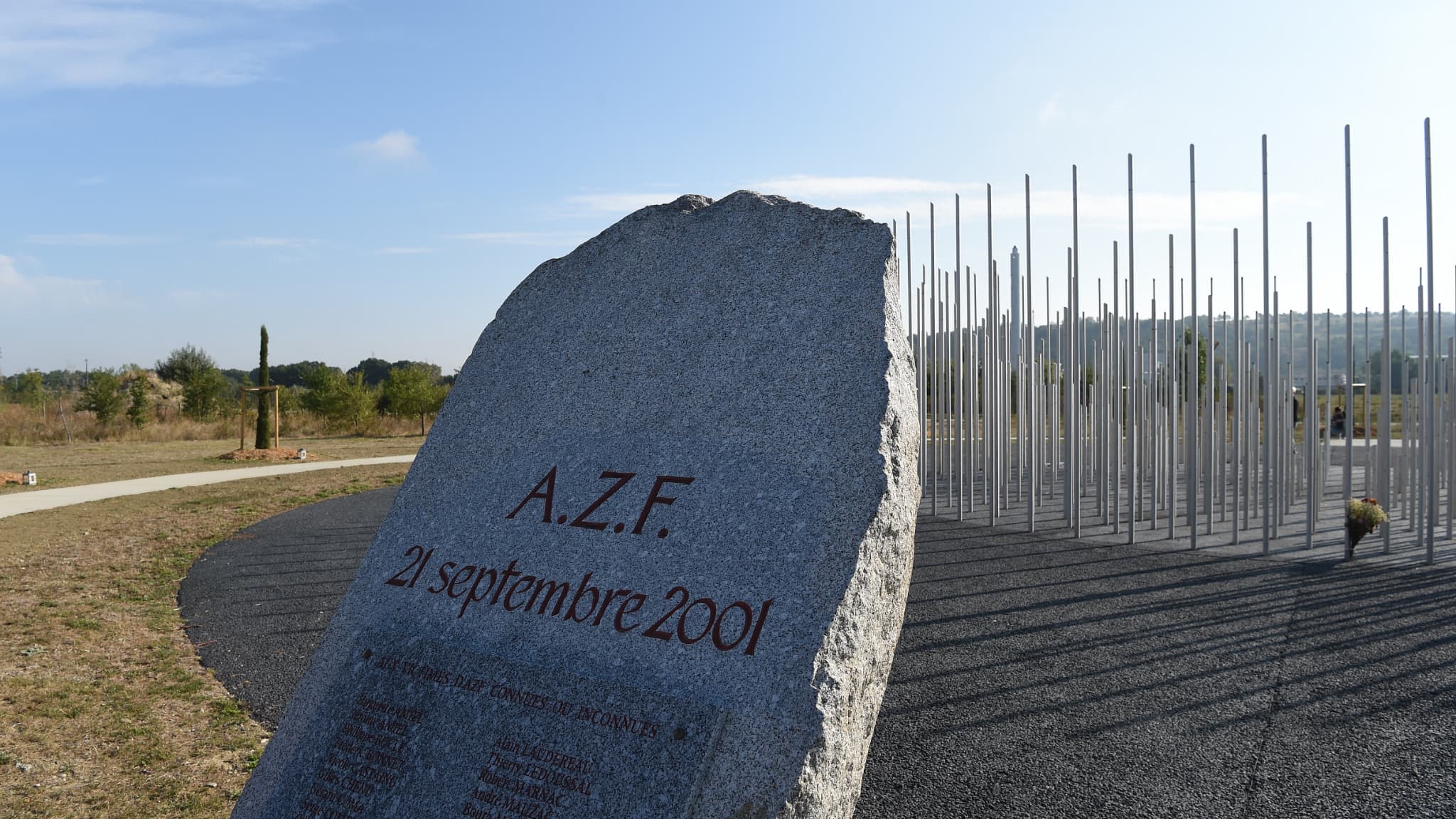 Le mémorial pour les victimes de l'explosion AZF Toulouse, là où a eu lieu l'explosion Le mémorial pour les victimes de l'explosion AZF Toulouse, là où a eu lieu l'explosion
