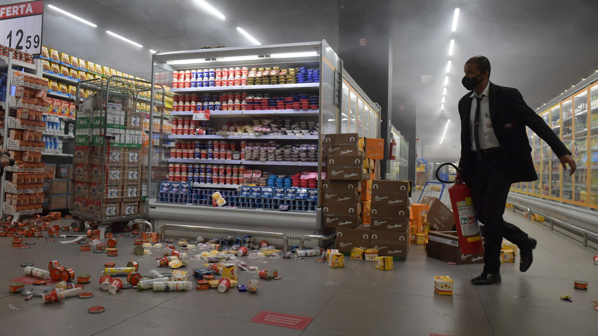 Incendie dans un supermarché Carrefour après la mort d'un homme noir abattu par des agents de sécurité - 20.11.2020 -