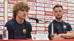 Antoine Griezmann avec Ivan Rakitic, lors d'une conférence de presse à Tokyo le 22 juillet 2019