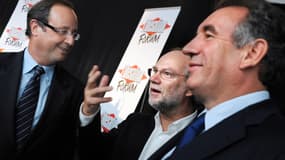 François Hollande, encore député socialiste, le directeur de Libération Laurent Joffrin et le président du MoDem François Bayrou, le 18 septembre 2009 à l'occasion d'un débat à Lyon. 
