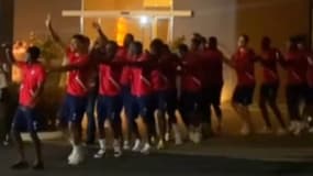 Les joueurs du Suriname dansant devant leur hôtel à la veille de leur match contre le Panama, le 13 octobre 2025.