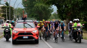 Les coureurs du Giro 2025 lors de la neutralisation de la 6e étape